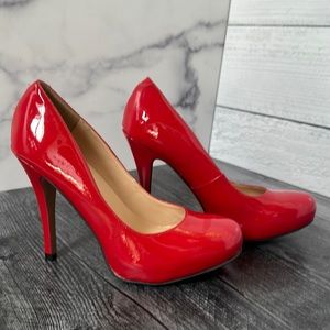 TALBOTS fire engine red patent leather round tie heel